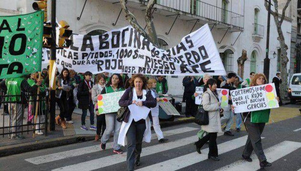 Protesta de trabajadores del Hospital Moyano