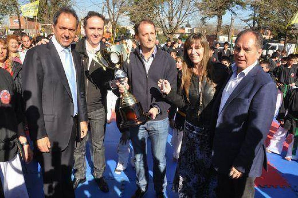 En campa�a, Scioli e Insaurralde visitaron Ituzaing�
