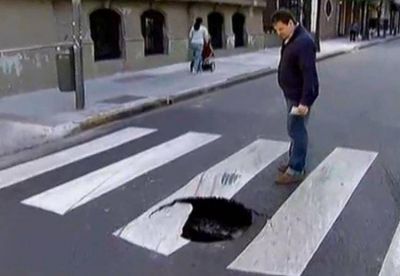 El Gobierno porte�o y Aysa se echan la culpa por un bache gigante de Recoleta