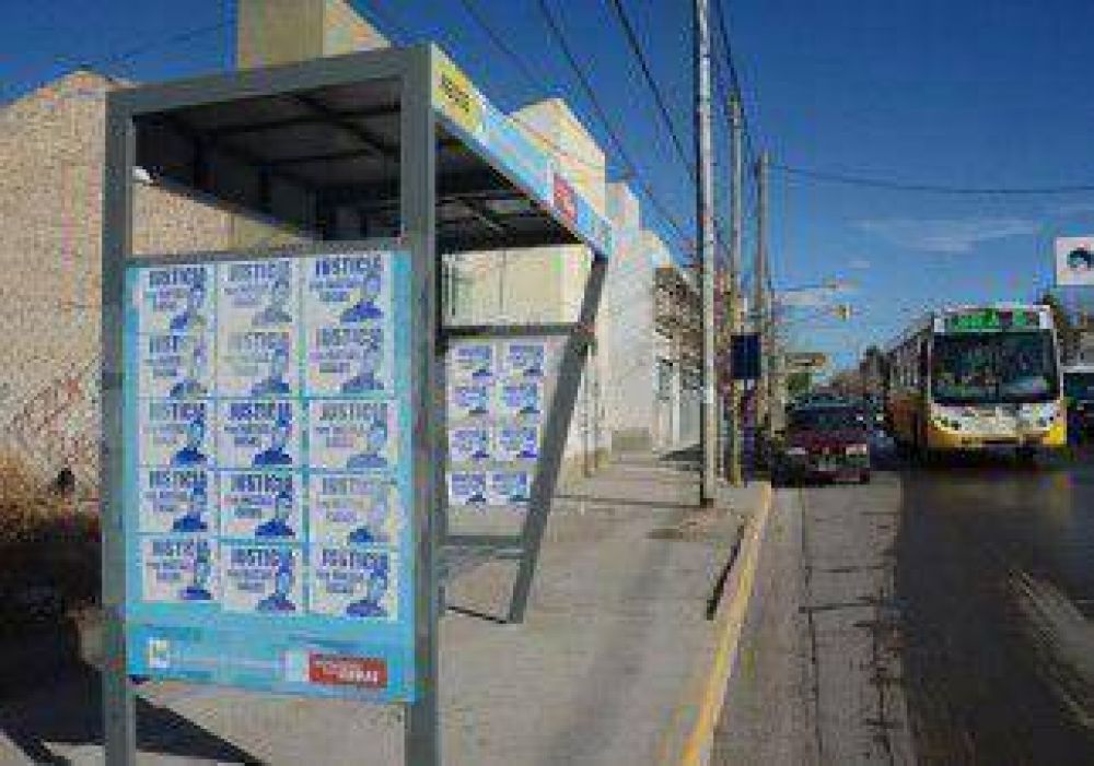 Empapelaron garitas de colectivos 