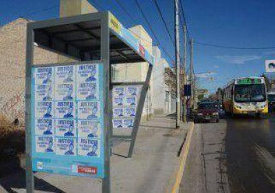 Empapelaron garitas de colectivos 