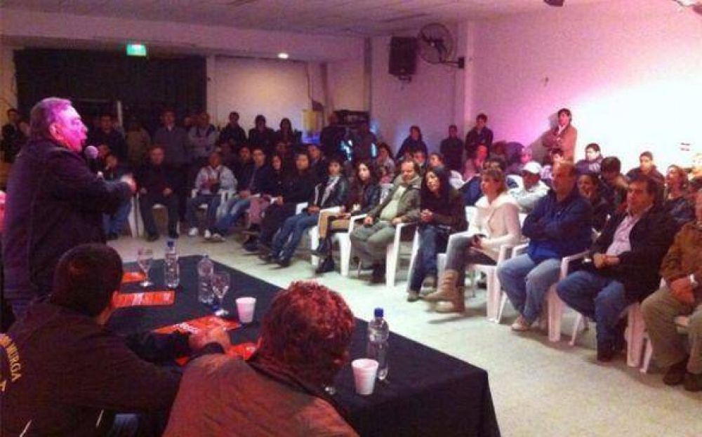 Z�ccaro se pone al hombro la campa�a del Frente Renovador