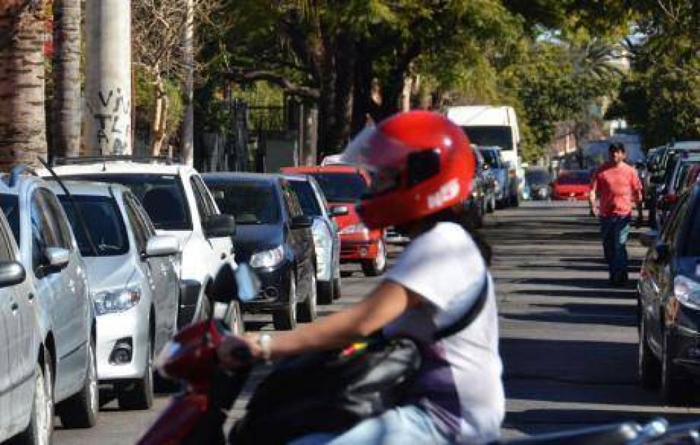 Sin control, estacionan a dos manos