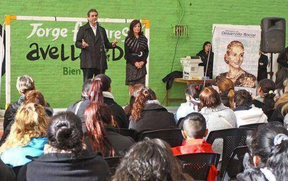 Avellaneda: siguen con la entrega de las tarjetas de "Ellas Hacen"