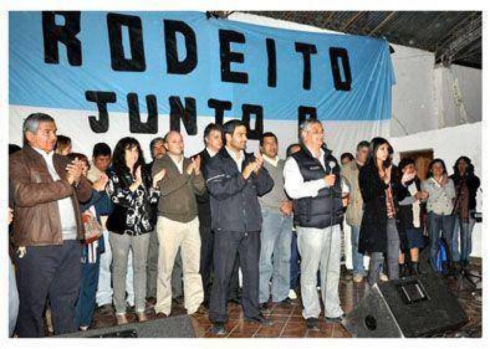 Los precandidatos del FPV entregaron 700 DNI