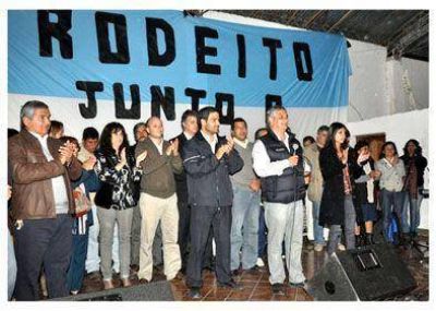 Los precandidatos del FPV entregaron 700 DNI