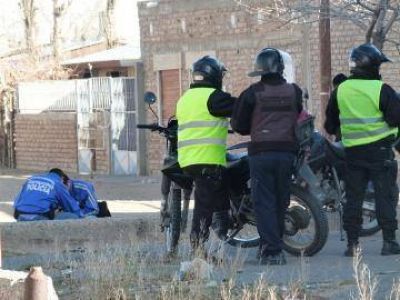 Dos heridos de bala durante una violenta ma�ana en Cutral Co