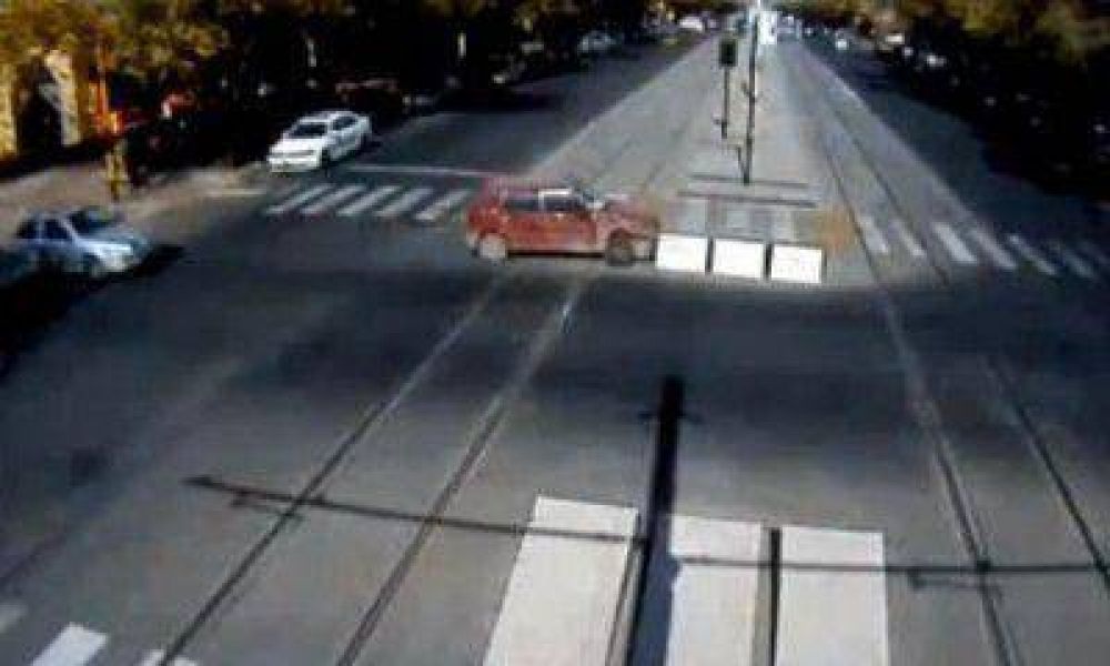 Un conductor imprudente choc� contra las protecciones del Metrotranv�a