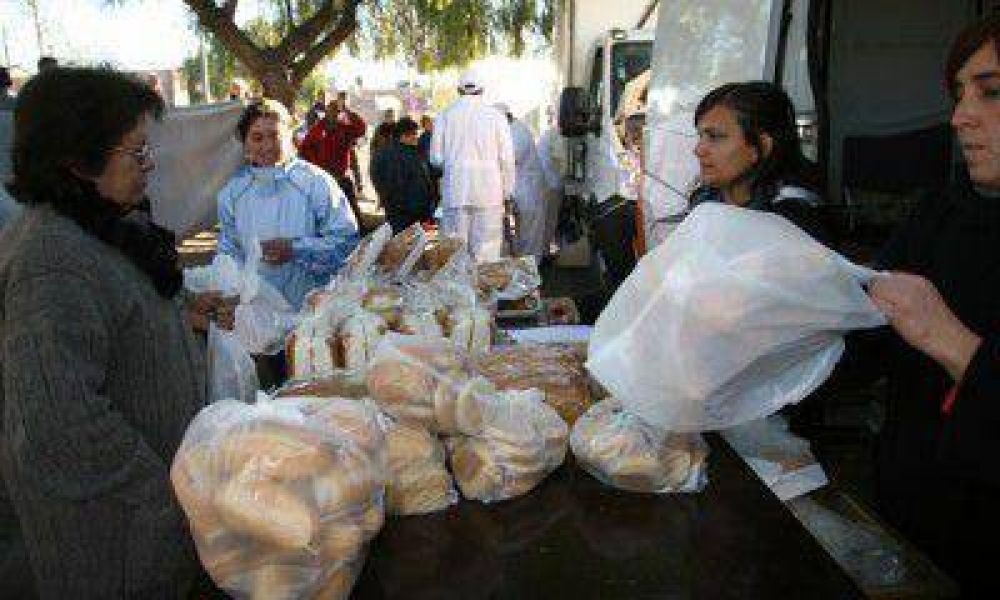 La Feria del Ahorro atrajo este mi�rcoles a cientos de mendocinos por el pan a $9