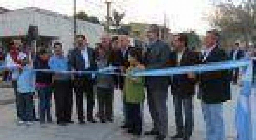 Inauguran la pavimentaci�n de Av. Flor del Pago
