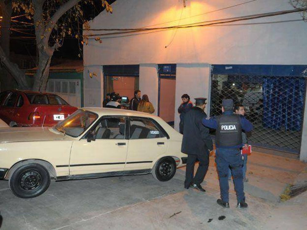 Asaltaron una agencia de autos de Capital y golpearon a un cliente y a un empleado