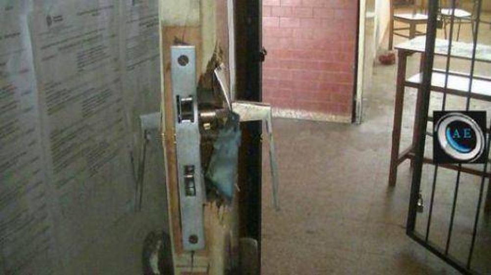 Violentan una ventana y se roban m�s de 50 netbooks de la escuela T�cnica