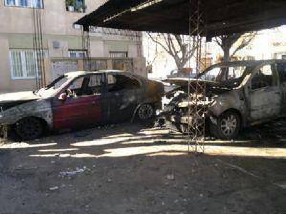  Se incendiaron dos autos en Rawson