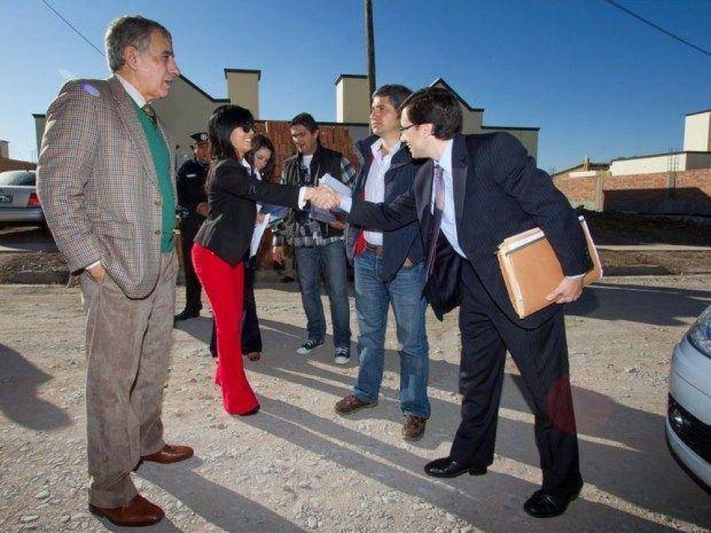 El juez entreg� 5 casas en Lomas de Medeiros