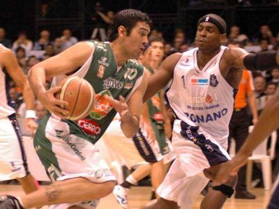 Atenas mostr� car�cter y tiene ventaja en la final.