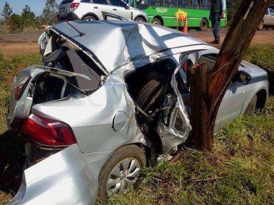 Fuerte choque entre un colectivo y un auto en Candelaria