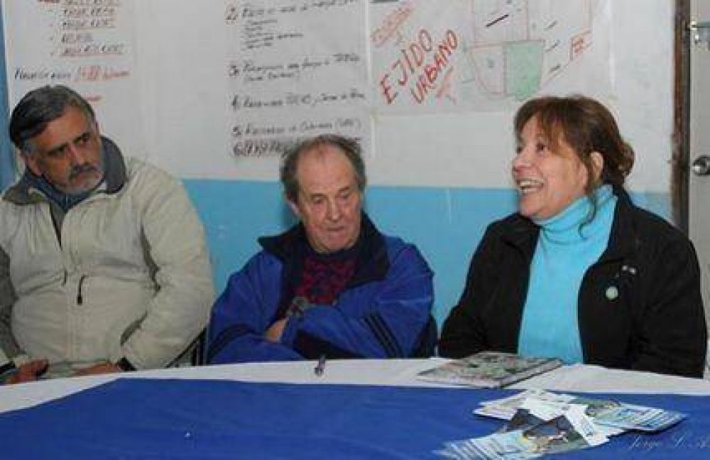 Stella Casasola visit� el barrio Jardines de Alto Camet