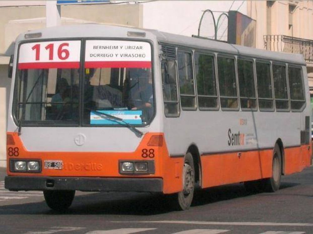 Subi� a robar a un �mnibus, pero los pasajeros se revelaron y termin� golpeado y detenido