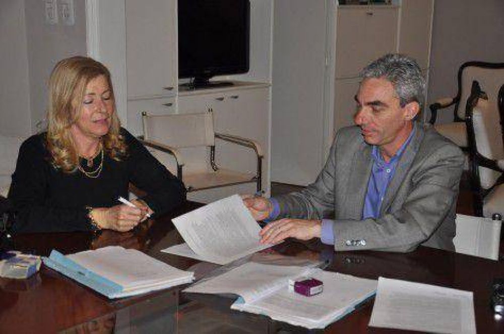 El Intendente Mario Meoni firm� un convenio con la Direcci�n General de Escuelas