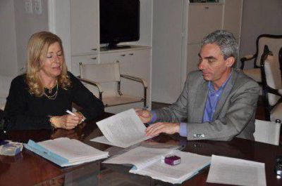 El Intendente Mario Meoni firm� un convenio con la Direcci�n General de Escuelas