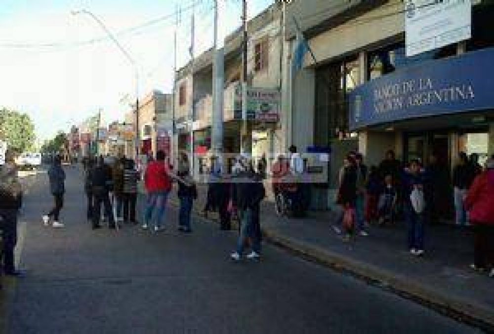 Jubilados se manifestaron por demoras en la atenci�n del Banco Naci�n