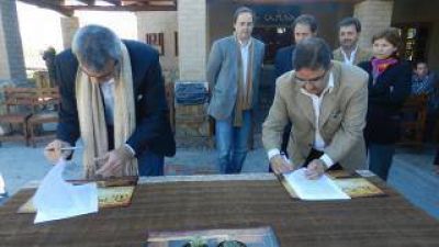 Jalil firm� un convenio con su par de San Antonio de Areco