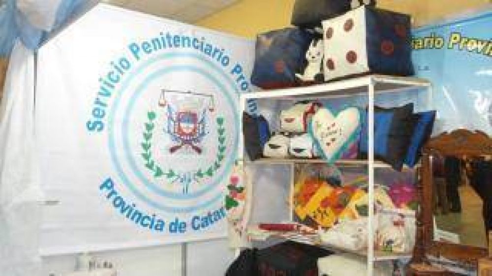 Internos del Servicio Penitenciario exponen sus trabajos en el Poncho