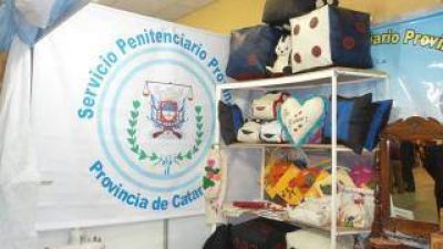 Internos del Servicio Penitenciario exponen sus trabajos en el Poncho