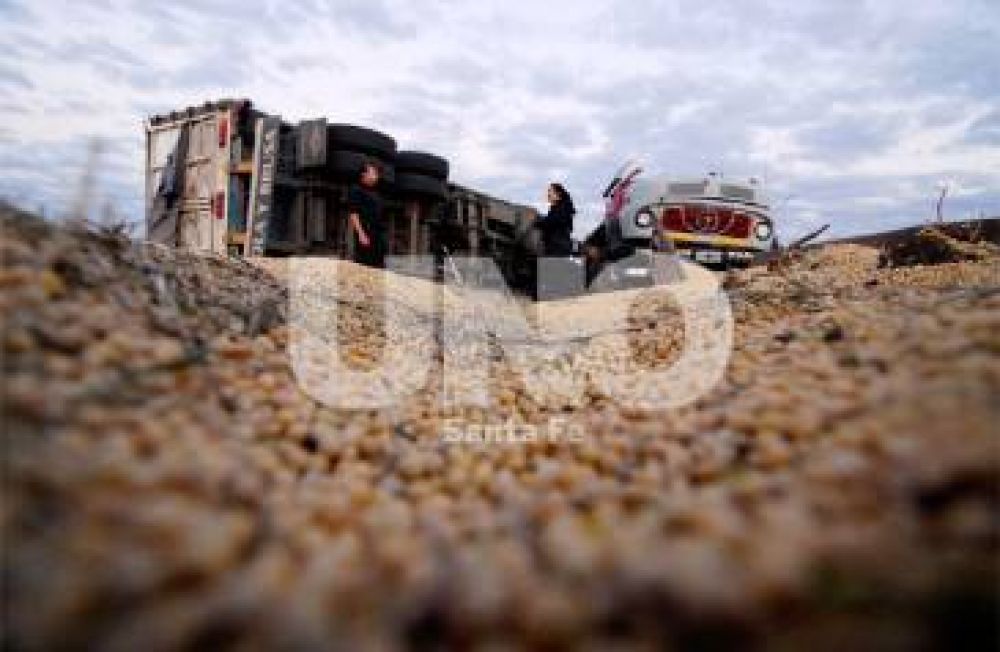 Volc� en la Autopista Santa Fe - Rosario m�s de 30 mil kilos de soja