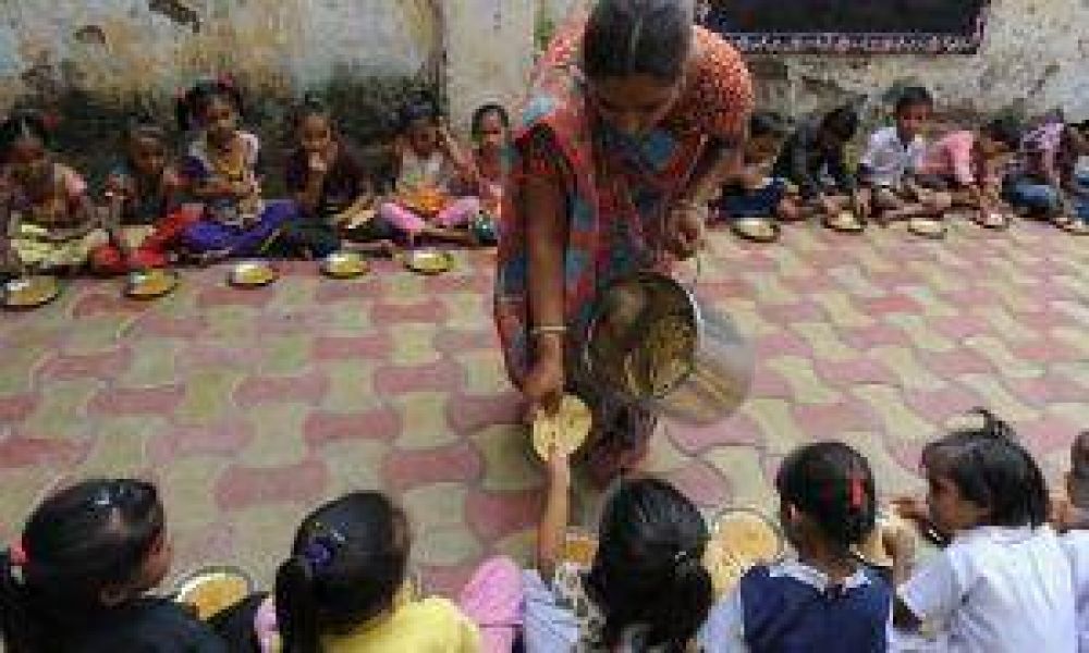 India: mueren 23 ni�os envenenados en una escuela