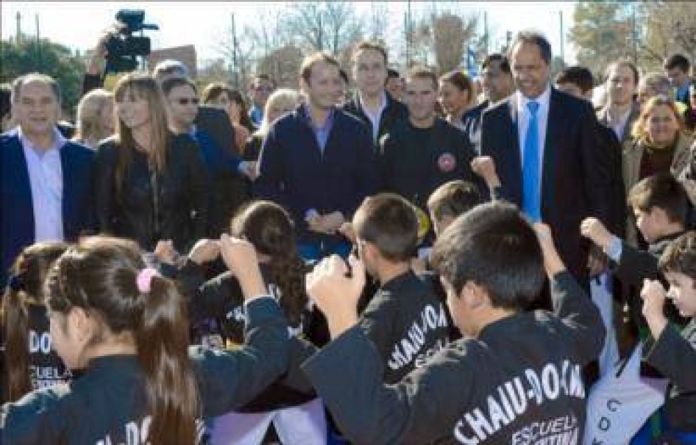 El Gobernador con asistencia econ�mica para obras en el municipio de Ituzaing�