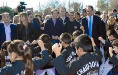El Gobernador con asistencia econ�mica para obras en el municipio de Ituzaing�