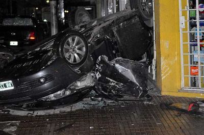 Muri� un hombre tras un choque y vuelco en pleno centro