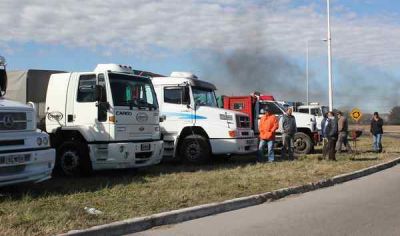 CONTIN�A LA MEDIDA DE FUERZA DE LOS TRANSPORTISTAS DE CARGA