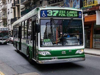 Intent� subir a un colectivo, discuti� con el chofer y muri� atropellado