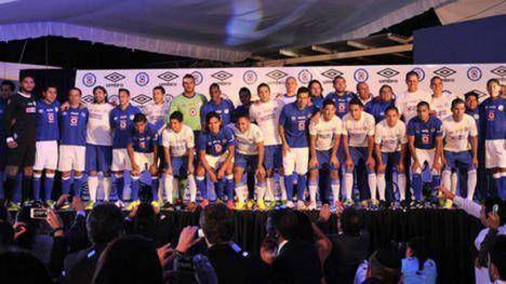 Teo Guti�rrez le hace un gui�o a River