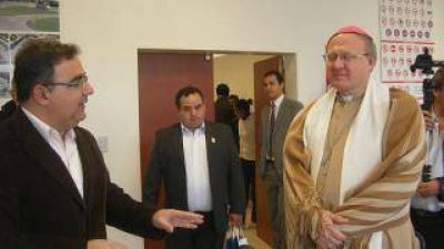El Obispo Urbanc y Jalil visitaron el Centro de Emisi�n de Licencia de Conducir