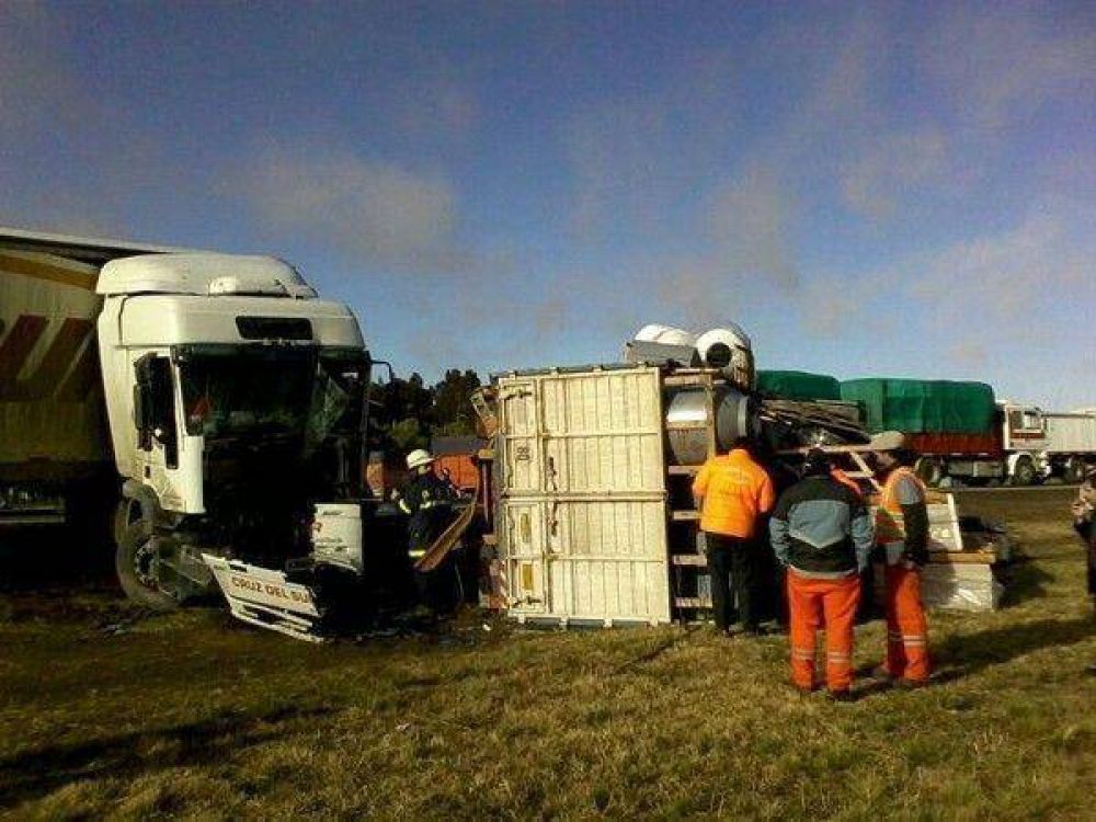 Dos camiones protagonizaron un violento choque: un herido
