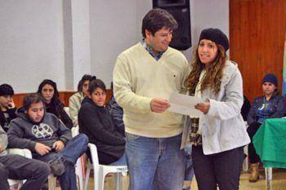 Entregaron diplomas a los beneficiarios del �J�venes con m�s y mejor trabajo�