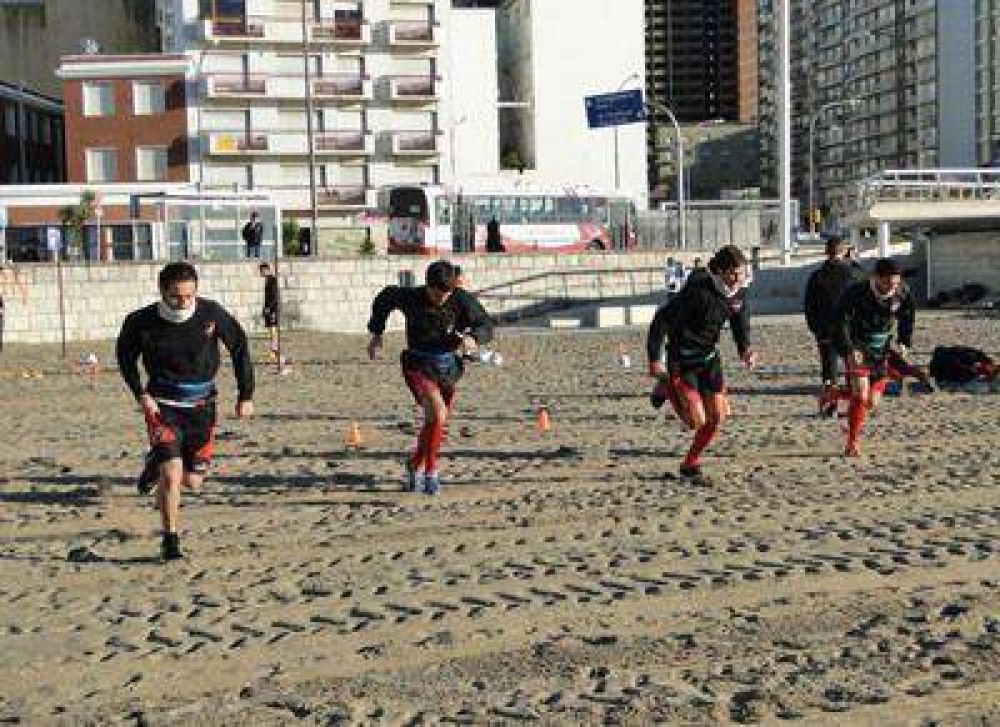 Douglas sigue entrenando en Mar del Plata, mientras busca completar el plantel