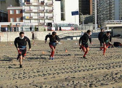 Douglas sigue entrenando en Mar del Plata, mientras busca completar el plantel