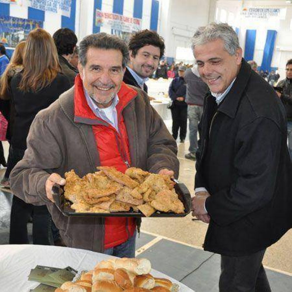 Beder particip� de degustaci�n de variedad de platos con carne porcina en Los Llanos