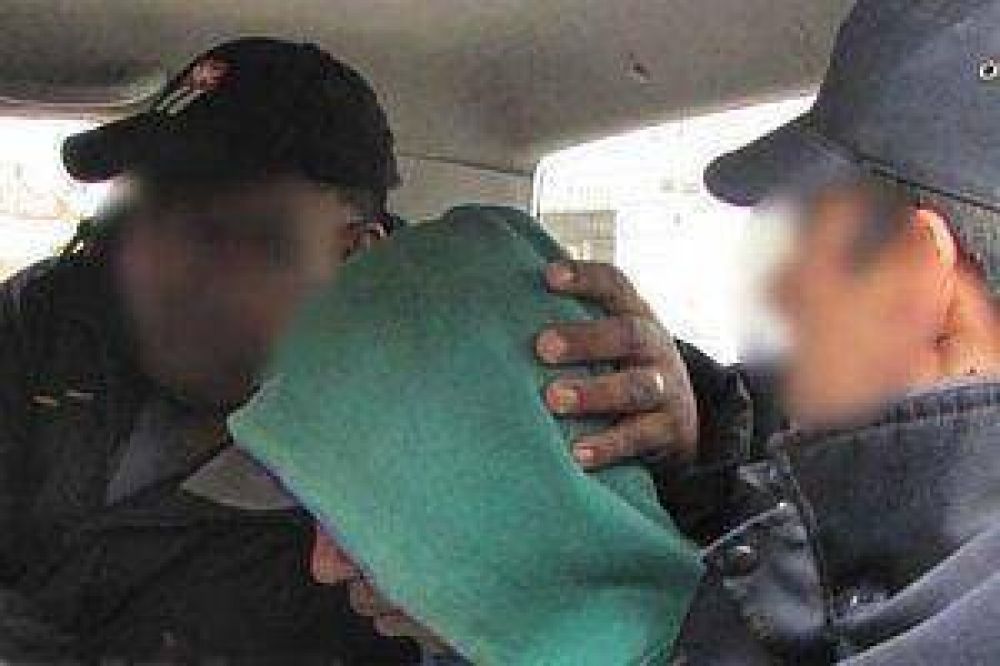 Polic�as descubren en pleno robo a dos sujetos y a un menor de 11 a�os