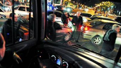 Demoras y malhumor: colapso en el Centro por un piquete frente a Trabajo