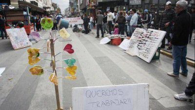 No los dejaron instalarse y los ambulantes sitiaron el centro