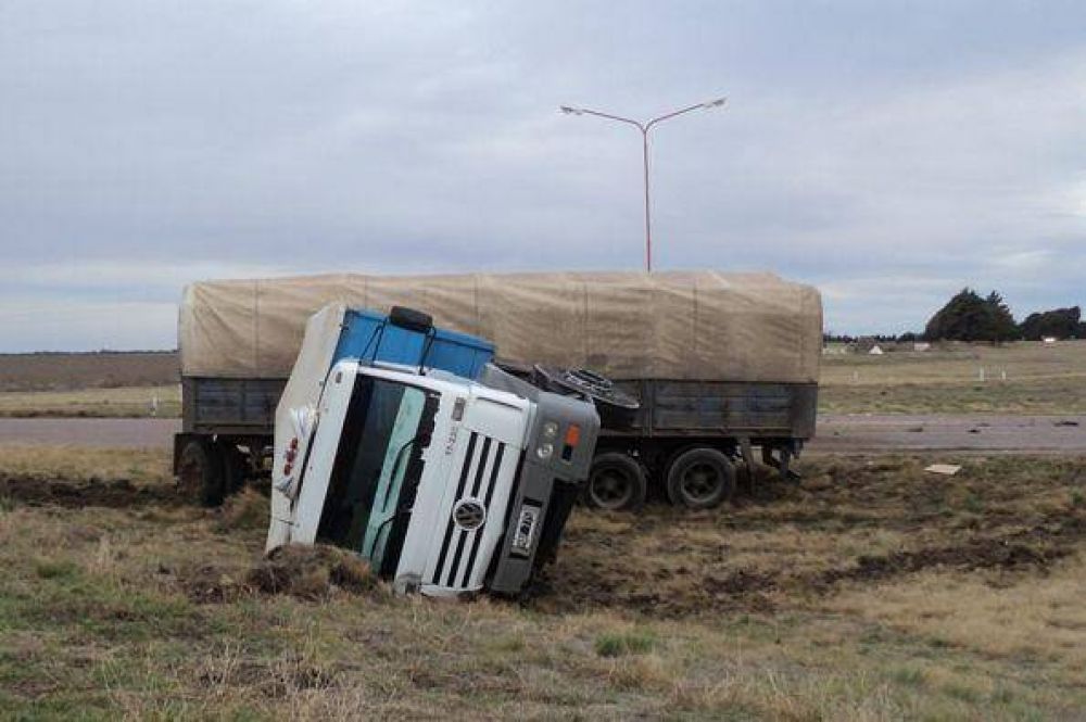 Un cami�n choc� y volc� en la ruta 1