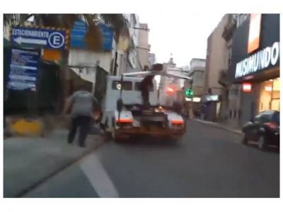 Locura en el centro: �Puso primera, volante� en la vereda y pis� a mi hijo�