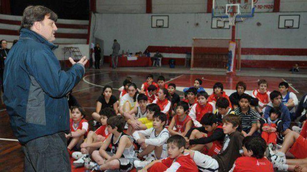 P�rez Cat�n visit� el Campus de Basquet del Club Racing