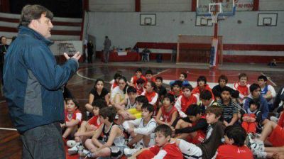 P�rez Cat�n visit� el Campus de Basquet del Club Racing