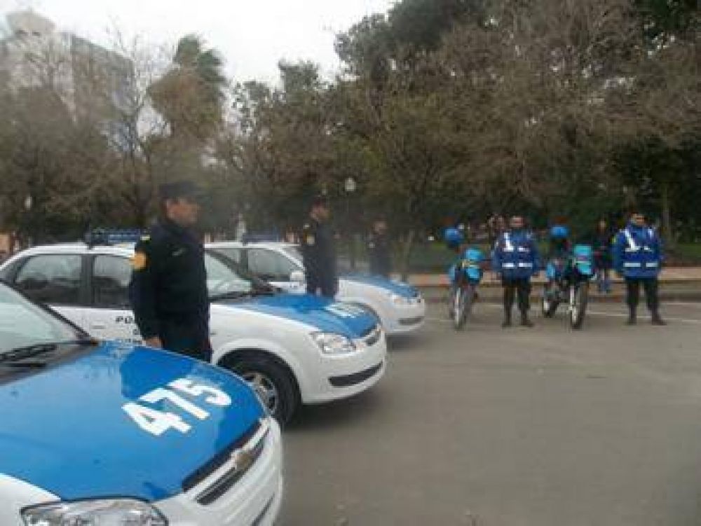 La Departamental Uruguay recibi� tres m�viles y dos motos